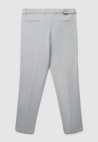 Hellgraue, maßgeschneiderte Hose mit glatter Textur, ausgestattet mit einem Bund mit Gürtelschlaufen, vorderseitig flach und mit zwei Gesäßtaschen.