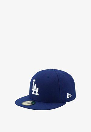 Cappellino da baseball blu in tessuto con visiera piatta. Presenta un logo "LA" ricamato in bianco sulla parte anteriore e un accento bianco sul lato.