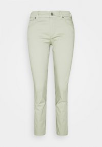 Pantalons vert clair en tissu lisse; coupe slim avec passants de ceinture, poches avant, et fermeture éclair et bouton. Longueur cheville ajustée.