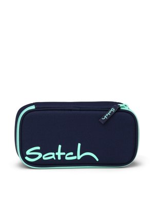 Rechteckiges dunkelblaues Federmäppchen mit hellblauem Reißverschluss und großem "Satch"-Logo in hellblauen Buchstaben auf der Vorderseite.