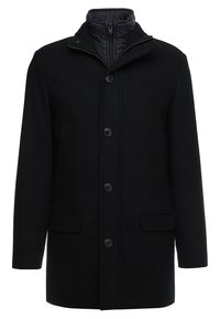 Černý kabát z vlněné směsi s prošívanou vnitřní podšívkou, s mandlovým límcem, předními knoflíky a dvěma bočními kapsami. Hladká textura.