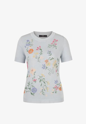 Gaiši zils īsroku džemperis ar izšūtām daudzkrāsainām ziedu rakstām, kas izkaisītas priekšpusē, un ribotu apkakli un aprocēm.