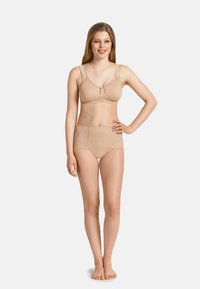 Beige bh en hooggewaistedondergoedset, met een gladde stof, verstelbare bandjes en een simpel ontwerp met subtiele naden.