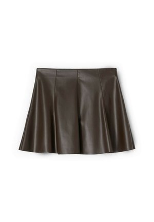 Brązowa mini spódnica ze skóry o rozkloszowanym kroju, z wyraźnymi pionowymi szwami i gładką fakturą.