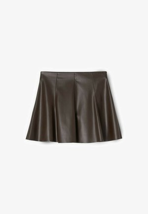 Brązowa mini spódnica ze skóry o rozkloszowanym kroju, z wyraźnymi pionowymi szwami i gładką fakturą.