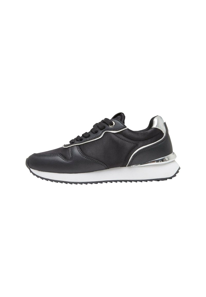 Schwarzer Sportschuh mit synthetischem Obermaterial, silbernen Akzenten und einer weißen Sohle. Mit abgerundetem Zehenbereich und strukturierter Außensohle für besseren Halt.