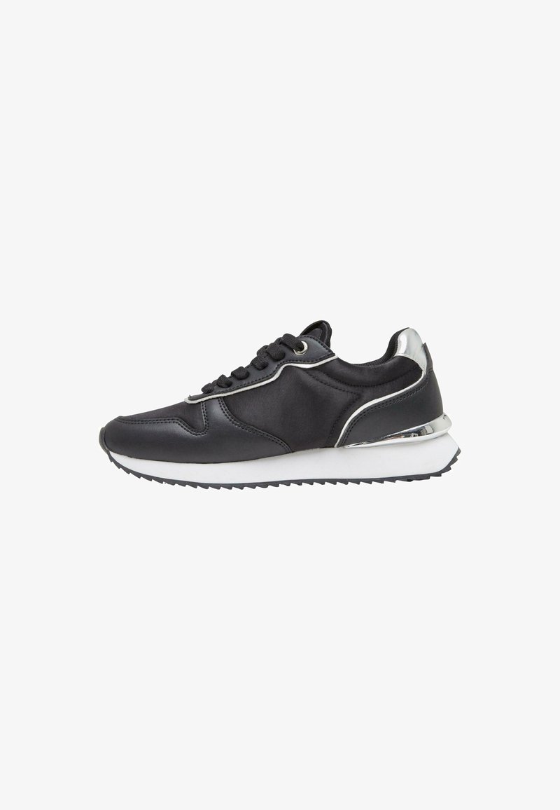 Schwarzer Sportschuh mit synthetischem Obermaterial, silbernen Akzenten und einer weißen Sohle. Mit abgerundetem Zehenbereich und strukturierter Außensohle für besseren Halt.