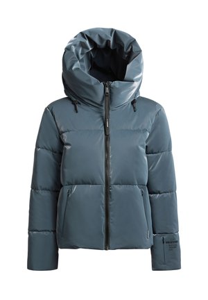 Tummansininen toppatakki, jossa on korkea taitettava kaulus, etuvetoketju ja mustat yksityiskohdat. Kaksi sivutaskua, joissa on hillitty logotarkistus.