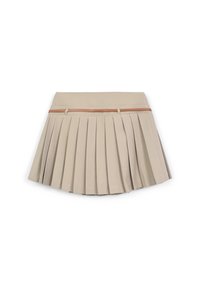 Beige Faltenrock in Mini-Länge mit einem dünnen braunen Gürtel, der durch die Gürtelschlaufen gefädelt ist, auf einem weißen Hintergrund.