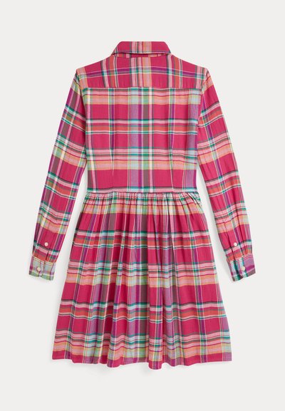 Roza karirana obleka z dolgimi rokavi, ki ima ovratnik, nabran kroj in večbarvne črte zelene, rumene in modre barve po celotni tkanini.