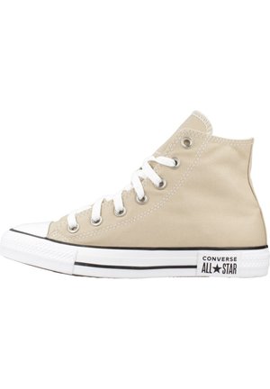 Zapatilla alta de lienzo beige con suela de goma blanca, que presenta rayas negras, diseño de cordones y el icónico logo de All Star en el costado.
