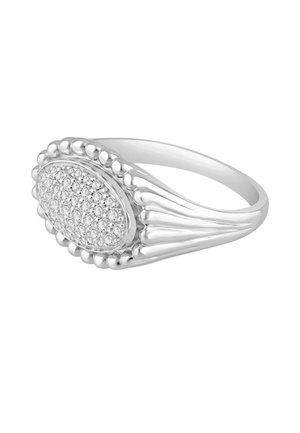 Bague en argent avec un dessus ovale incrusté de petites pierres claires et une bordure perlée autour du centre ovale.