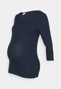 Navyblaue, gerippte Umstandstop mit tiefem V-Ausschnitt und dreiviertellangen Ärmeln, mit einem taillierten Design, das einen vollen Bauch berücksichtigt.