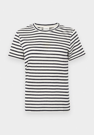 Camiseta listrada com riscas horizontais em azul-marinho e off-white, gola redonda, mangas curtas e textura de tecido suave.