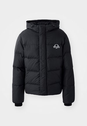Melnā puffer jaka ar kapuci, ar kvadrātveida dizainu, elastīgiem piedurkņu galiem un krūšu logotipu. Izgatavota no gludas, ūdensizturīgas materiāla.