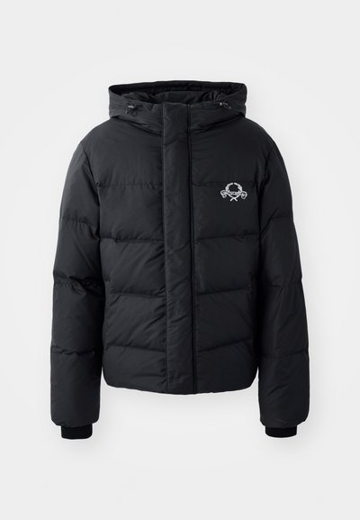Sort pufferjakke med hætte, med et quiltet design, elastiske manchetter og et brystlogo. Lavet af et glat, vandafvisende materiale.