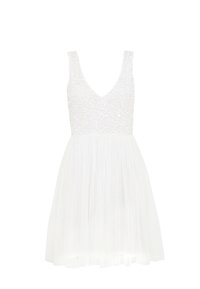 Valkoinen mekko V-päähineellä, jossa on helmikoristeltu yläosa ja virtaava liukupitsi-hame. Pehmeä rakenne kerroksellisella suunnittelulla.
