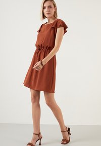 LELA REGULAR FIT - Päevakleit - brick red