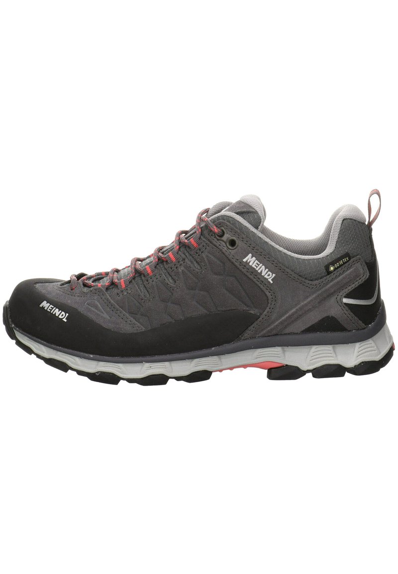 Herren Wanderschuhe mit einem grauen synthetischen Obermaterial, schwarzen Gummibezügen, strukturierten Overlays, roten Schnürsenkeln und einer gepolsterten Sohle für Komfort.