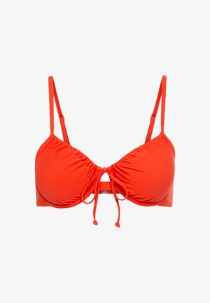 Rød bikini-top med rynket stoff, justerbare stropper og detalj med frontknute. Jevn tekstur, trekantede kopper og minimalistisk design.