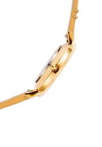 Reloj de pulsera dorado con caja redonda, esfera simple y correa de cuero lisa. Cuenta con una corona lateral y elementos de diseño minimalistas.