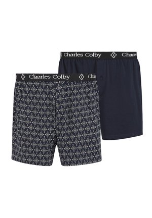 Zwei Paar Charles Colby Boxershorts. Eine ist einfarbig navy, und die andere hat ein geometrisches Muster in navy und grau. Die elastischen Bündchen sind schwarz.
