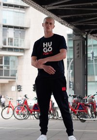 HUGO DWELLROM - Cargo hlače - black