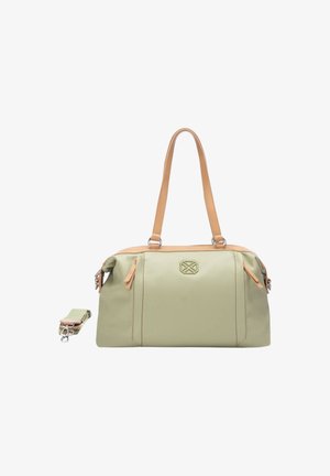 Bolso en verde claro y beige con asas dobles, cremalleras laterales, correa de hombro desmontable y logo en relieve en el panel delantero.