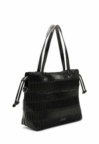 Zwarte leren tote bag met geplooid ontwerp, dubbele platte handvatten en verstelbare zijstrikken. Gladde textuur met een glanzende afwerking.