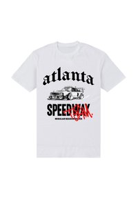 Bílý tričko s černým grafickým potiskem závodního auta a textem "atlanta SPEEDWAY TEAM", přičemž "TEAM" je přeškrtnuto červeně, regular fit.
