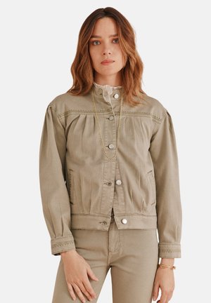 Hellolivgrüne Jeansjacke mit hohem Kragen, Druckknöpfen und gerafften Ärmeln. Verfügt über Fronttaschen und dekorative Nähte.