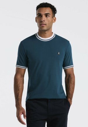 Dunkelblaues Kurzarm-T-Shirt mit weißem geripptem Kragen und Bündchen, das ein kleines gesticktes Logo auf der linken Brust zeigt. Glatte Stoffoberfläche.