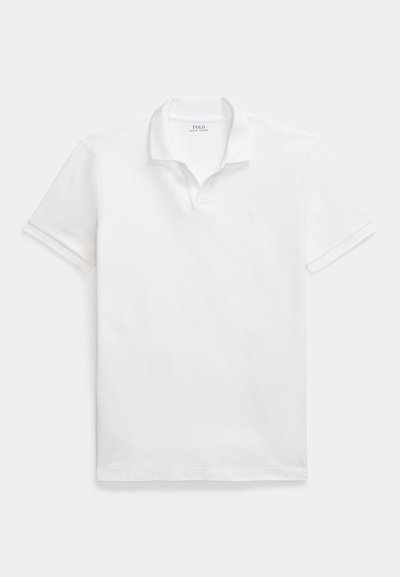 Balti polo marškinėliai, pagaminti iš medvilnės. Yra klasikinis apykaklė, trumpomis rankovėmis ir siuvinėtas logotipas ant krūtinės. Lygus, lengvas audinys.