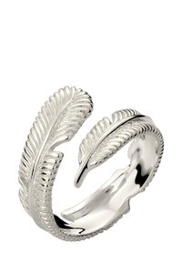 Silberner offener Ring, gestaltet mit detaillierten Feder-Motiven, die sich um den Finger winden.