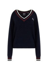 Pull bleu marine à col en V avec bordure rayée rouge et blanche au col et aux poignets, manches longues et petit logo « Guess » sur le côté gauche de la poitrine.