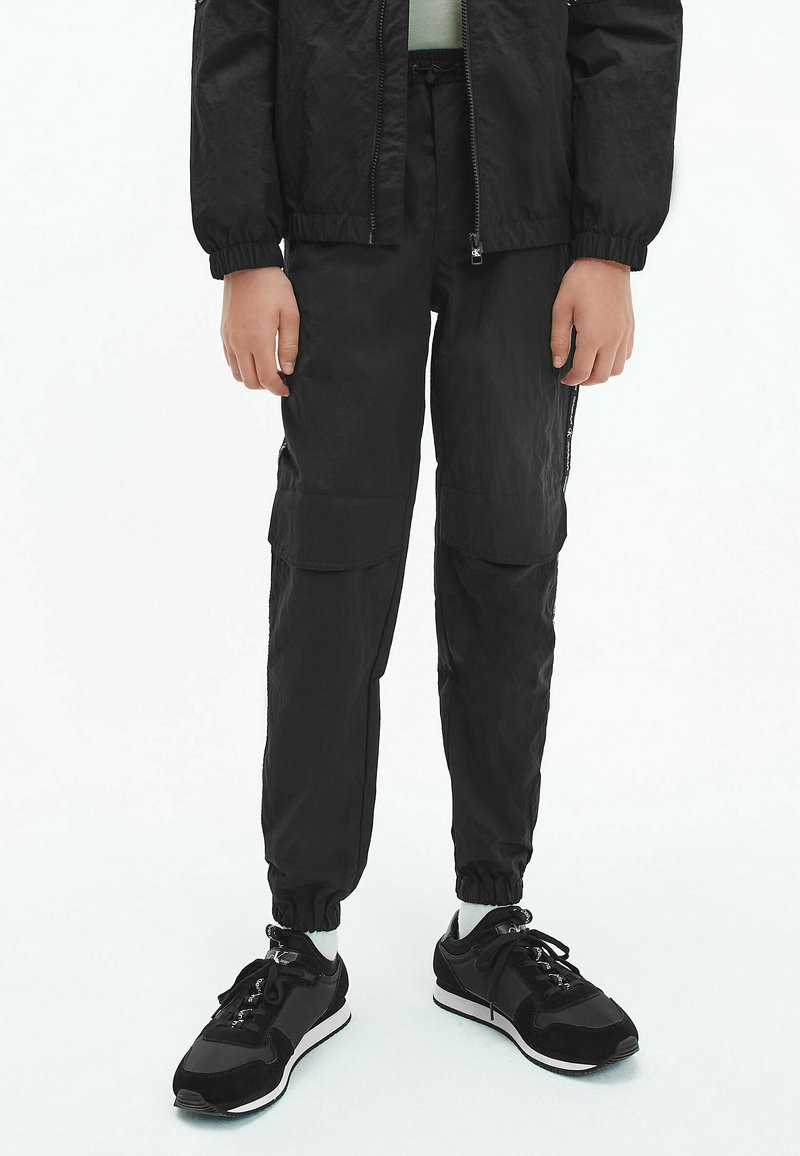 Kinder Stoffhosen | Calvin Klein Jeans Jogginghose black/schwarz - IB09161 Kinder Stoffhosen | Calvin Klein Jeans Jogginghose black/schwarz - IB09161