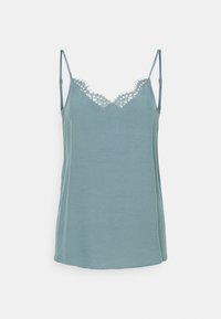 Lyseblå cami top lavet af blød stof. Har en delikat blondekant ved halsudskæringen med tynde justerbare stropper. Glat tekstur, enkelt design.