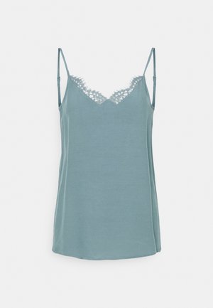 Camisole bleu clair en tissu doux. Présente une délicate bordure en dentelle au niveau du col avec de fines bretelles réglables. Texture lisse, design simple.