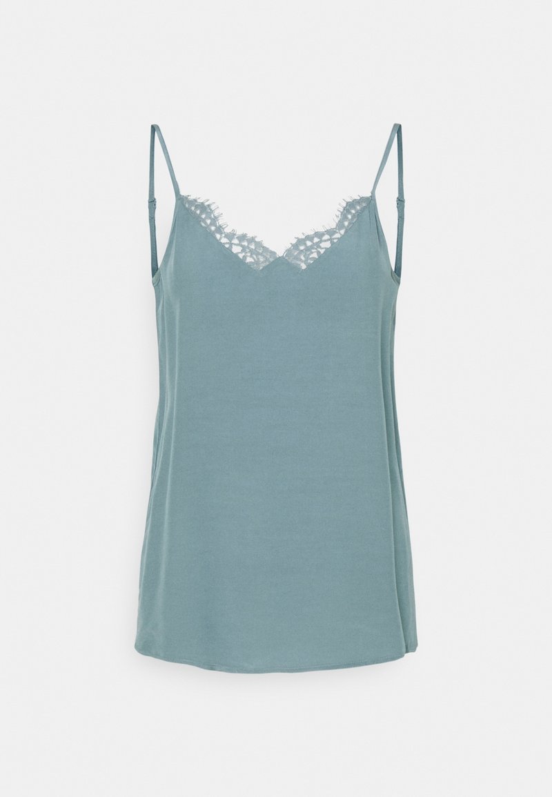 Lyseblå cami top lavet af blød stof. Har en delikat blondekant ved halsudskæringen med tynde justerbare stropper. Glat tekstur, enkelt design.