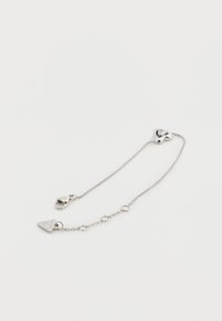 Ασημένιο βραχιόλι αλυσίδας με καρδιές και τριγωνικά μενταγιόν, με κομψό σχέδιο και λεία υφή. Ρυθμιζόμενο μήκος με κούμπωμα.