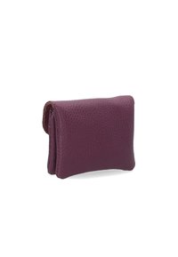 Lila Lederbörse mit strukturierter Oberfläche, kompakter Form und gefaltetem Design. Keine sichtbaren Beschläge oder Muster.