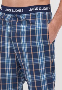 Jack & Jones JACLUCA TEE AND PANTS GIFTBOX - Pyjamas - navy/dark blue