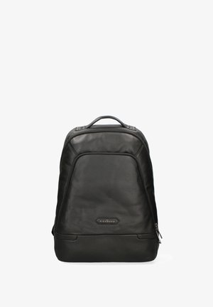 Zaino in pelle nera con superficie testurizzata, forma sagomata, manico superiore e una placca metallica logo frontale. Presenta cerniere sui lati.