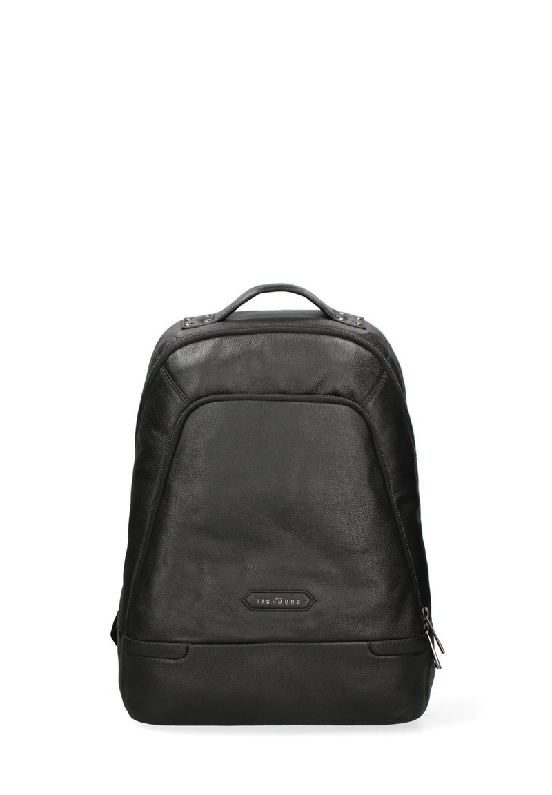 Sac à dos en cuir noir avec une surface texturée, une forme profilée, une poignée supérieure et une plaque en métal avec logo à l'avant. Dispose de zips sur les côtés.