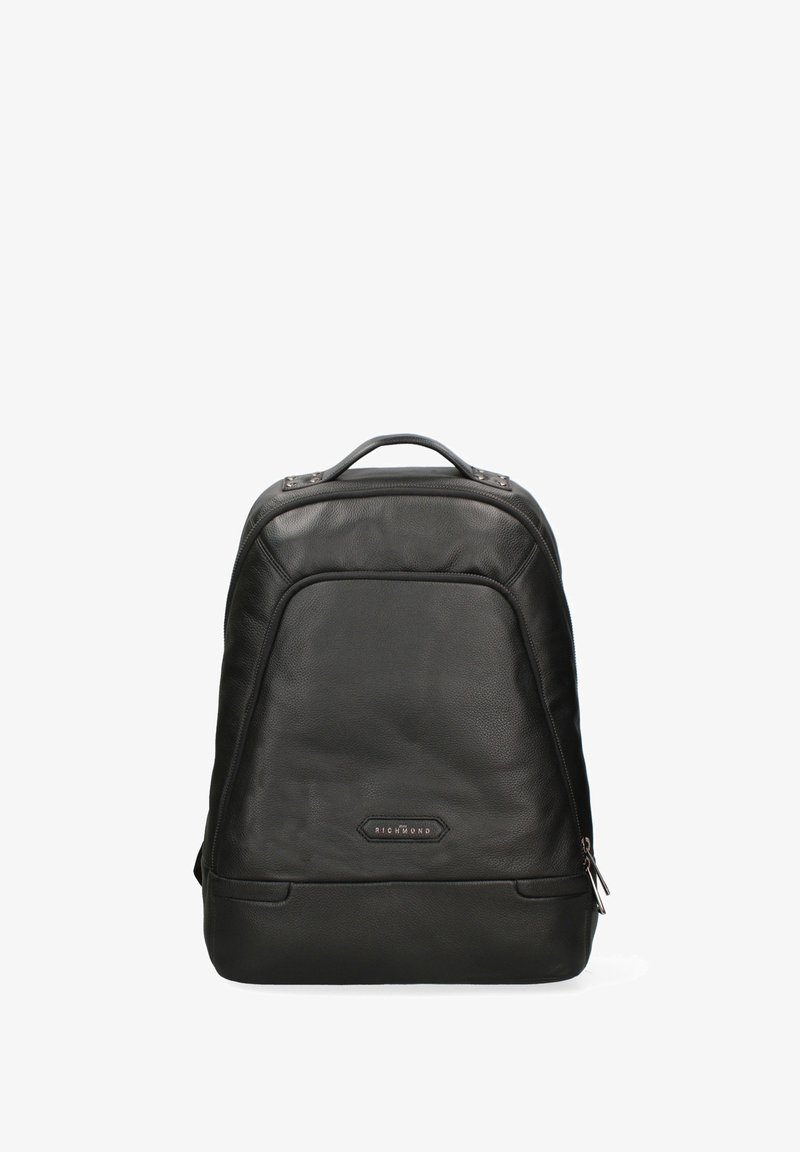 Sac à dos en cuir noir avec une surface texturée, une forme profilée, une poignée supérieure et une plaque en métal avec logo à l'avant. Dispose de zips sur les côtés.