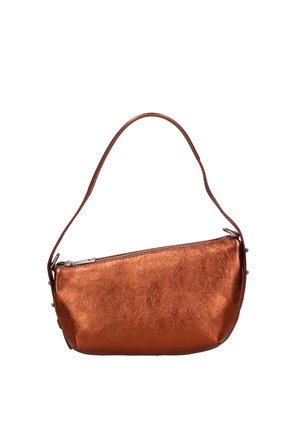 Borsa a tracolla in pelle lucida color rame con cinturino sottile e chiusura superiore con cerniera su sfondo bianco.