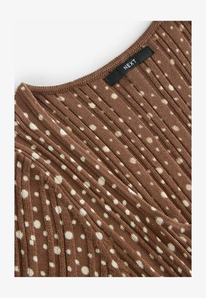 Brązowy sweter z dzianiny z pionowymi prążkami, kremowymi kropkami oraz czarną metką z napisem "NEXT" przy dekolcie.