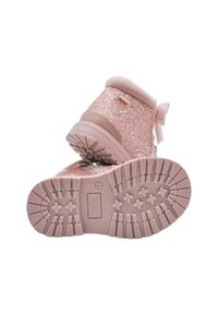 Botines de tobillo con purpurina rosa, con un adorno de lazo, suelas de goma texturizadas y material en contraste en el talón. Diseño resistente y elegante.