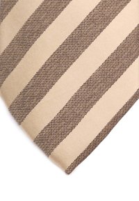 Bruin en crèmekleurige stropdas met strepen, gemaakt van geweven stof met een textuur van diagonale strepen in verschillende breedtes.