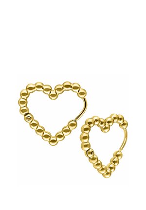 Herzförmige Goldcreolen aus kleinen runden Perlen mit Steckverschluss auf weißem Hintergrund.